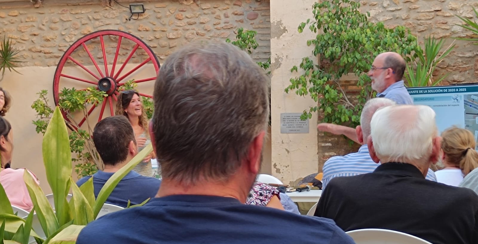 Josep Lluís Miralles, representant de Compromís per Almàssera, durant l'exposició del projecte al pati de l'Ajuntament.