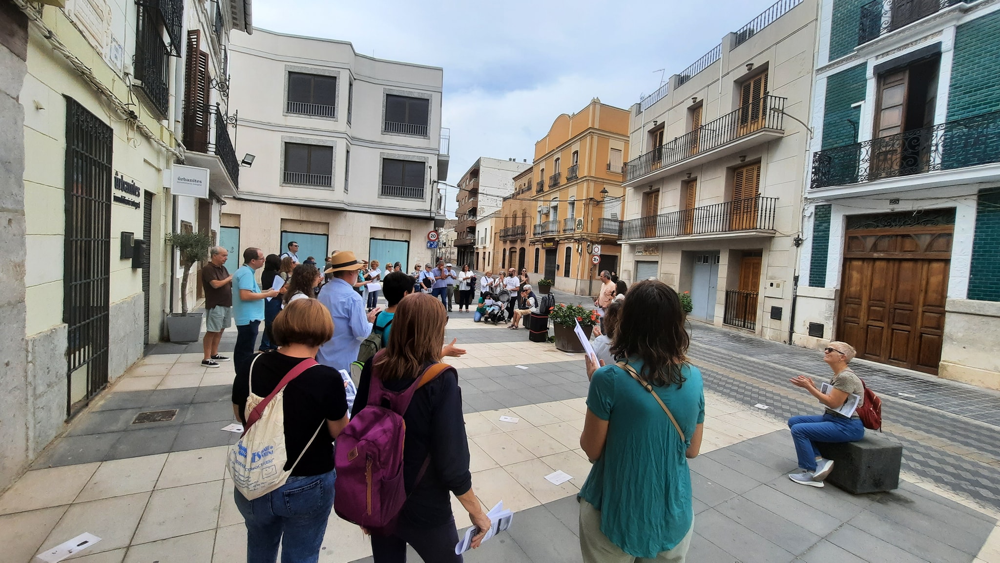 Participants de la ruta a la placeta, davant de la seu de Compromís